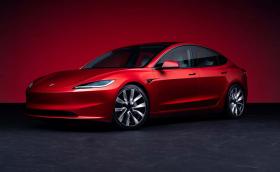 Tesla пусна Model 3 със 700 км пробег