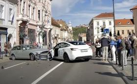 Вярно ли е, че Tesla се блъсна в друга кола, за да спаси пешеходец? (Видео)