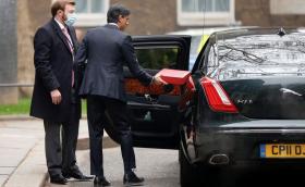 Глобиха британския премиер, защото се вози без колан
