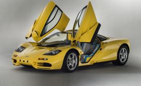 Този McLaren F1 е на девствените 239 км и никога не е регистриран. Продава се и върви в комплект позлатени инструменти