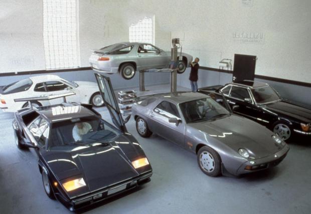 1971, началото. Няколко Porsche 928-ци, 944-ка и... Lambo Countach плюс Merc SL. Ако кажем, че снимката не е силна ще излъжем и себе си. 