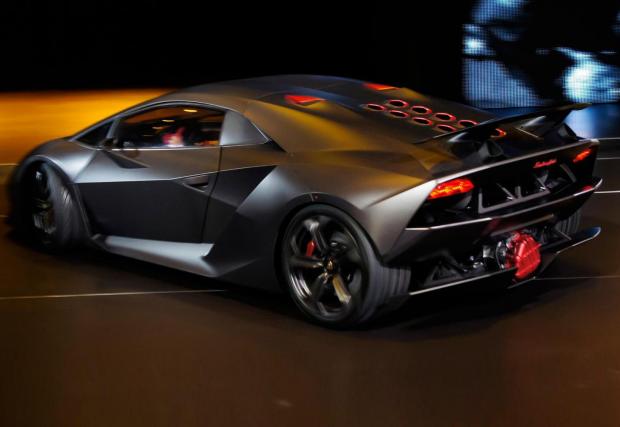 Lamborghini Sesto Elemento. Кръстен на шестия елемент от периодичната система – въглерода – този бик тежи само 999 кг. Неговият V10 от Gallardo го изстрелва до 100 км/ч за 2,5 сек.