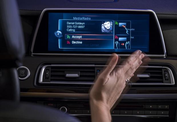 BMW първа от трите немски луксозни марки въведе контрол на някои функции с жестове...