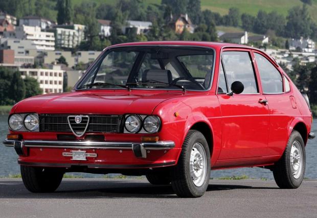 Alfa Romeo Alfasud. Семпъл дизайн на Джуджаро, задвижвана от 4-цилиндров боксер с обем между 1,2 и 1,5 литра. Произвежда се от 71-ва до 89-та и притежава типичните за марката от онова време чар и адска ненадеждност.