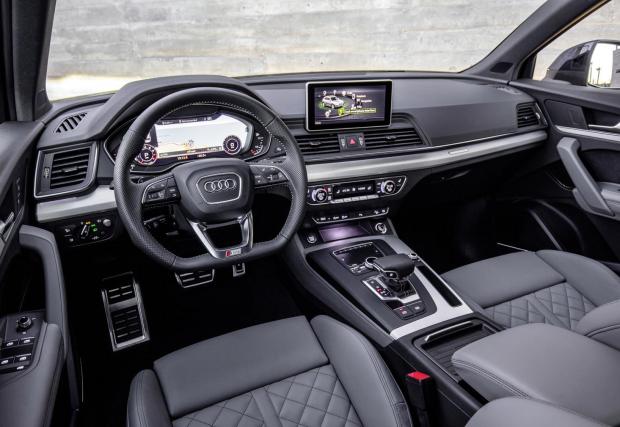 При Audi обаче имате най-малкия централен екран. За сметка на това зад волана се намира 