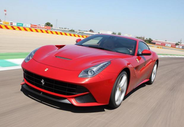 18.Ferrari F12 Berlinetta (340 км/ч). Задвижва се от 6,3 литров V12, 731 к.с. По-скромен от Aventador с 21 000 долара т.е. струва 379 000$