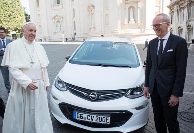 Ватиканът разпространи само една снимка от официалната церемония по връчването на ключовете на новия папамобил. Затова добавихме още три на самата кола.