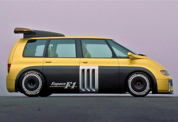 Renault Espace F1 e карбонова торта с керамични спирачки и F1 мотор. Поводът е 10-те години на модела.