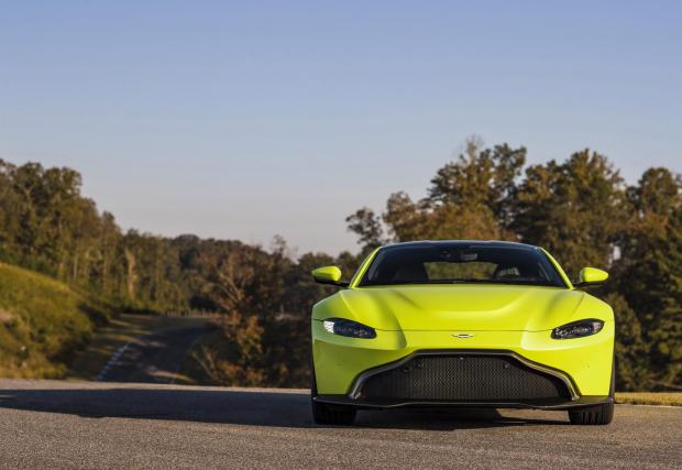 За красотата на каросерията обаче отговаря единствено Aston Martin