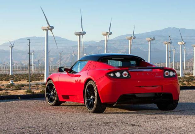 А това е Tesla Roadster, първата кола на марката. Годината е 2008-ма.