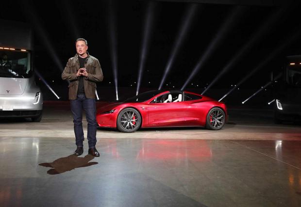 А преди няколко месеца шокира света с два камиона и тази кола - Tesla Roadster v2.0.