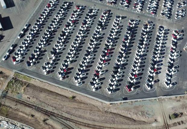 Изниква логичният въпрос: Защо тези коли чакат на паркинга, след като над 400 000 клиенти са предплатили за колата