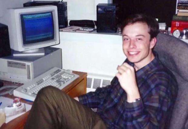 На 10 започва да се занимава с компютри, а на 12 пише първият си софтуер и го продава за 500 долара. Тук е маалко по-голям.