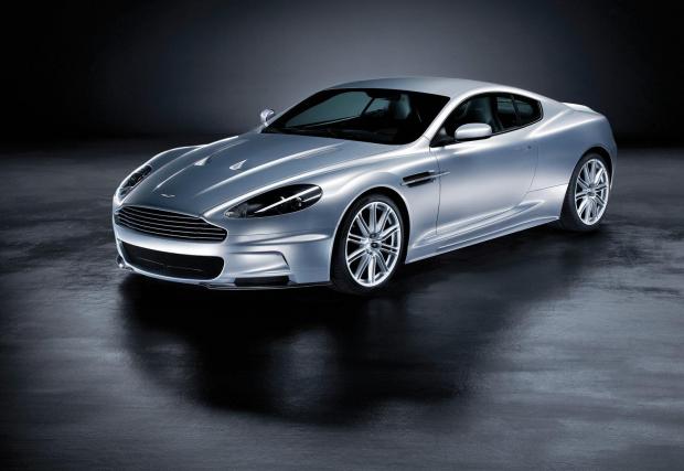 Също британски стил за Слай: Aston Martin DBS, за нас един от най-яките модели на марката.