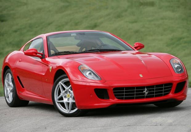 Още едно Ferrari с предно разположен V12, също на Сталоун.