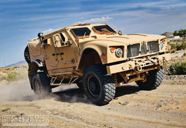 Иии това нещо наречено Oshkosh M-ATV, което е - о, изненада! - военна машина и - о, втора изненада! - поръчана също и от Арнолд.