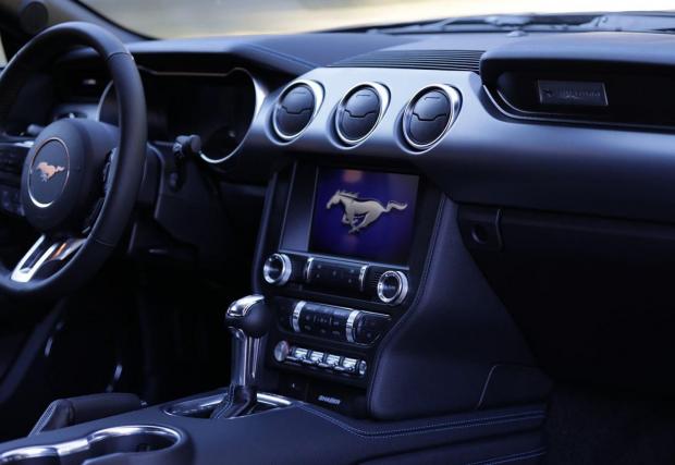Ford Mustang Convertible: Mustang е типичният пример за спокойна GT кола за дълги преходи и спокойно круизване. Старият 6-степенен автоматик беше муден и глупав, но новата 10-степенна система сякаш е изобретена за безкрайните американски преходи...