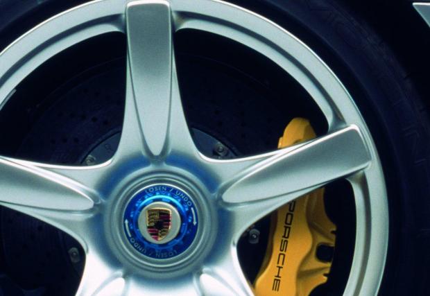 А това е една от първите карбо-керамични системи в серийно производство. Колата е 2004 Porsche Carrera GT.