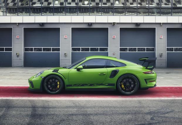 GT3 RS вече е зелен: Но не в екологичния смисъл. Говорим за цвета. Казва се Lizard Green. И е избран, за да не останат незабелязани гигантският спойлер и перфорациите за охлаждане навсякъде по каросерията …