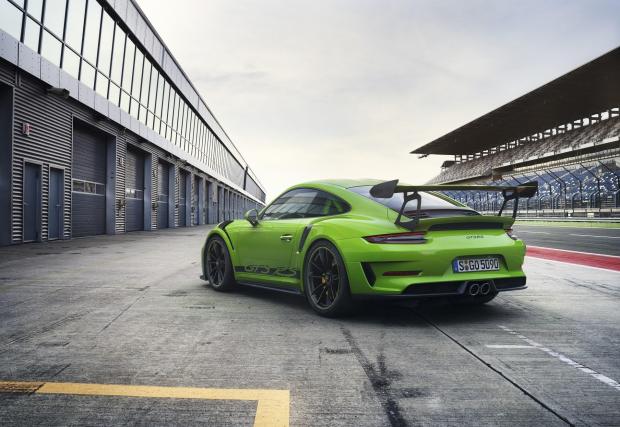 Поръчвайте бързо: Porsche отсега знае, че GT3 RS ще се произвежда бавно. Предният вариант бе направен в около 5000 екземпляра. Всяка отделна опция, като магнезиевите колела или карбоновите спирачки, ще забавя производствения процес.