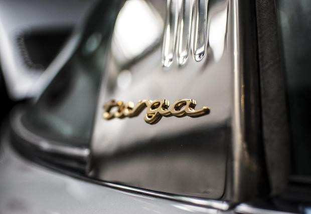 Полирана Targa дъга от неръждаема стомана и „златен“ надпис. Името на модела идва от състезанието Targa Florio.
