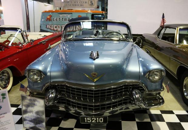 1955 Cadillac Eldorado, същият с какъвто разполага и НСО. Техният е зелен и е подарък от Кастро за Живков.