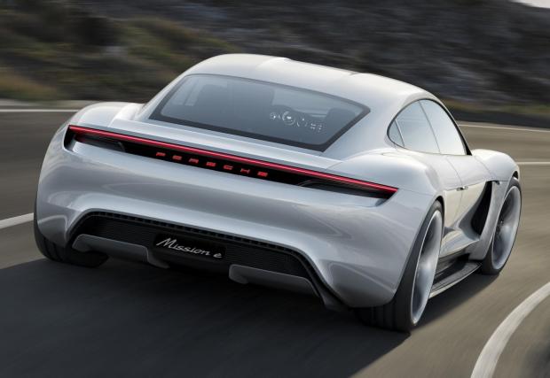 Максималната скорост: Ще бъде „над 250 км/ч“. За да постигне вихреното ускорение от 12 секунди до 200 км/ч, Porsche ще използва двустепенна скоростна кутия.