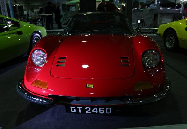 Dino GT в червено, цветът на Ferrari.