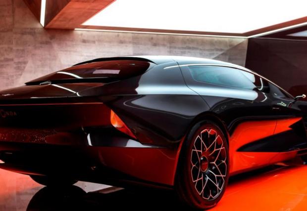 Aston Martin предприема супер радикален завой с този изцяло електрически и супер луксозен модел. 