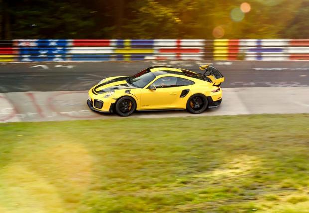 4. Porsche 911 GT2 RS (6:47.30) - мълниеносното 911 засега е най-бързата серийно произвеждана кола по Зеления ад. Заслуга има не само пилотът Ларс Керн, но и 3,8-литровият боксер със 700 к.с.