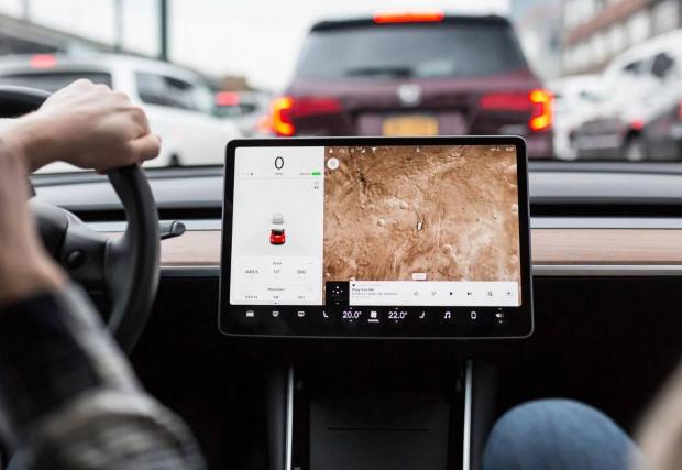 Tesla Model 3: Да, нямаше как да минем без тази. Model 3 е нагледен пример какво се случва, когато дизайнери, които никога преди не са правили коли, се заемат с нов модел. Няма стрелки, няма бутони, всичко е един гигантски сензорен екран. 