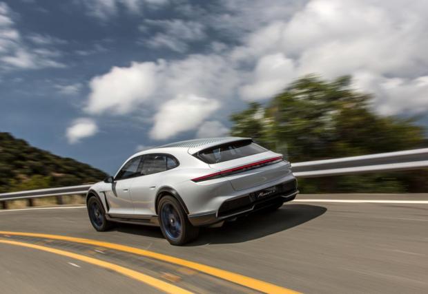 През 2019 очакваме и първите изцяло електрически Porsche-та, водени от Taycan и неговия Sport Turismo събрат