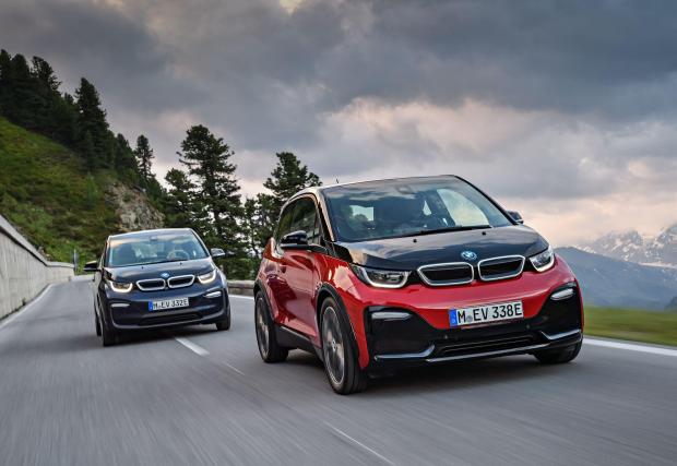 4. BMW i3: Самото i3 изобщо не изглежда като кола на шест години. Баварците го обновяват сериозно всяка година и за 2019 добавиха 120-амперчасови клетки, което означава, че със своите 42 кВтч i3 минава близо 250 км.