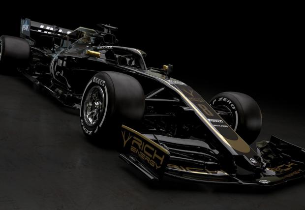 Haas VF-19 ще разчита на черно-златните цветове на легендарните болиди Lotus. Ромен Грожан и Кевин Магнусен имат тежката задача да подобрят петото място при конструкторите от миналата година.