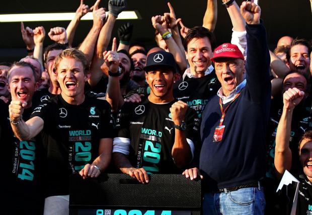 Екипът на Mercedes празнува титлите през 2014
