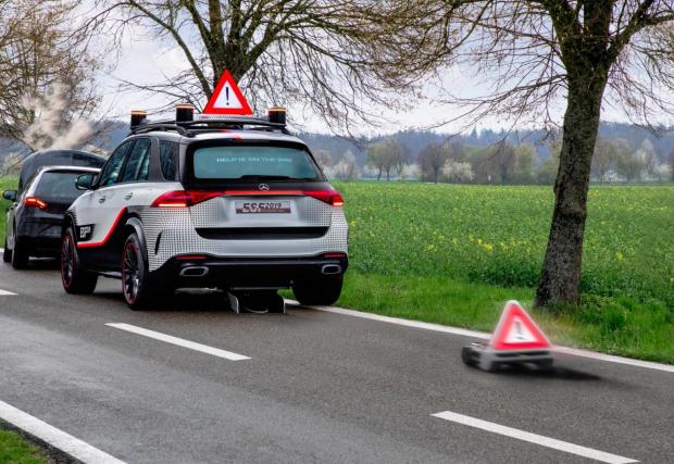 Аварийният триъгълник се придвижва автономно, за да избере най-доброто място зад автомобила