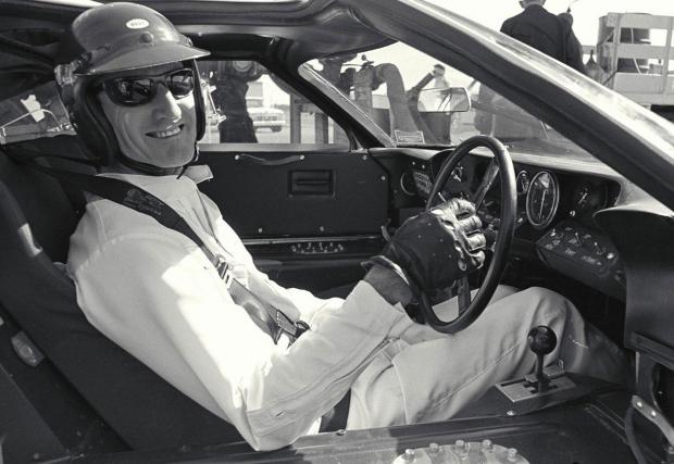 Гениалният британски пилот Кен Майлс във Ford GT40.