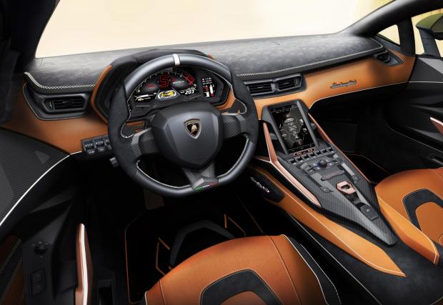 2. Lamborghini Sian: Ако при Ferrari разположението, размерите, шрифтовете са максимално близки до F1, то при базираното върху Aventador SVJ Lambo седалките, таблото и уредите препращат към изтребител. Много силен интериор!