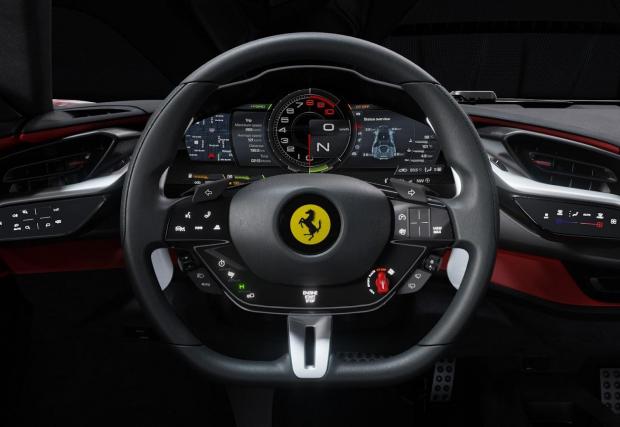 3. Ferrari SF90 Stradale: Погледнете го - напълно дигитални уреди и все пак толкова прецизно разположение. Това е най-близкият до Формула 1 кокпит в луксозна GT кола. Затова SF90 присъства на трето място в нашата класация.