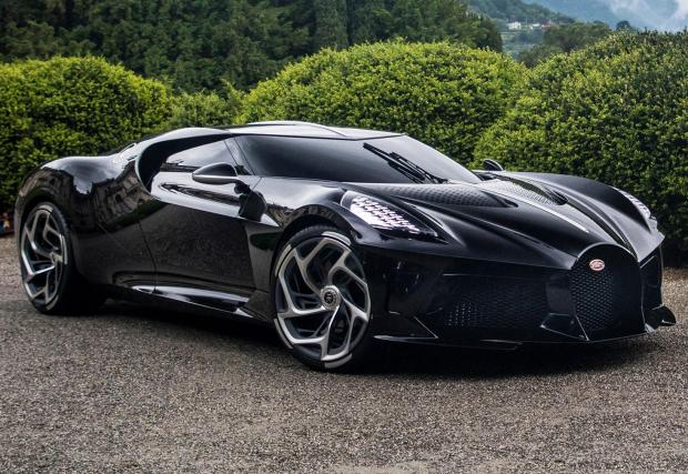 ...изумителния Bugatti La Voiture Noire, посветен на легендарното...