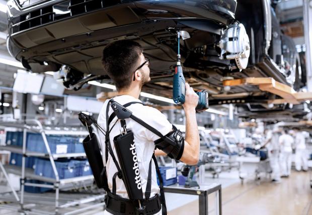 Вижте екзоскелетите, с които работят служителите в завода на Audi в Инголщат