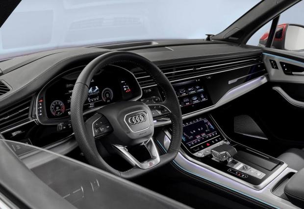 7. Audi A8: Компанията от Инголщат е цар на съвършените интериори. Сензорните екрани са разположени доста ниско, но виртуалният кокпит зад волана дава цялата съществена информация точно пред очите на шофьора. Има и хедъп дисплей, разбира се.