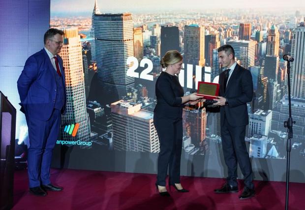 Г-н Владимир Данаилов, зам. кмет на Столична община връчва наградата за „Компания за подбор на персонал с най-голям принос към индустрията“ на г-жа Мария Стоева, мениджър бизнес развитие в Manpower
