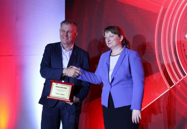 Г-жа Деница Сачева връчва наградата за „Най-добра HR практика“ на г-н Георги Атанасов, правител на Festo Производство