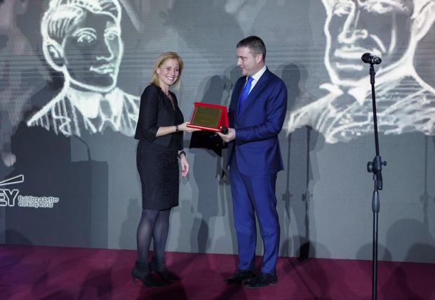Г-н Владислав Горанов, министър на финансите, връчва наградата за „Аутомотив подпомагаща компания“ на г-жа Невена Ковачева, асоцииран съдружник в Ърнст & Янг 