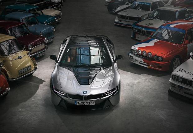Галерия с шест снимки на BMW i8 в компанията на други епични модели на баварците