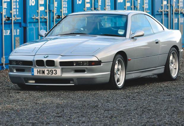 2. E31: В епохата на даунсайзинг и трицилиндрови BMW-та е трудно да си представим, че през 90-те 850 CSi се продаваше с атмосферен V12 в комбинация с ръчна кутия. Направени са само 1510 екземпляра, което го превръща в колекционерски шедьовър