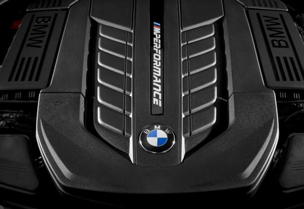 8. BMW M760 Li: Последното BMW, което може да поръчате с V12. И докато при Rolls дванайсетте цилиндъра отговарят за безграничен комфорт, тук те са насочени към онова, което баварците наричат еМоция.