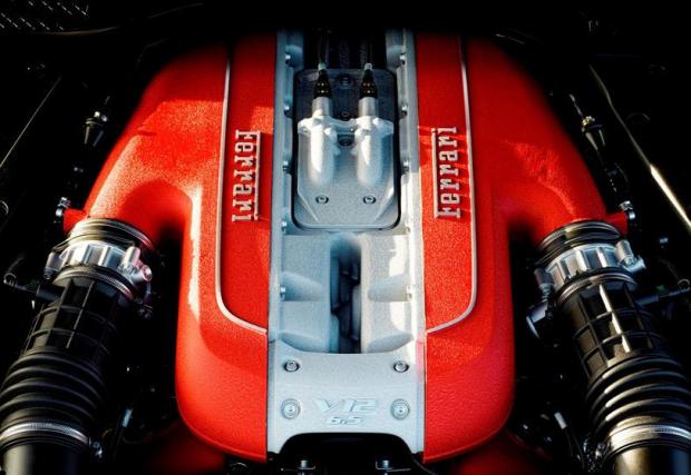 10. Ferrari 812 Superfast: Ferrari има известен опит с дванайсетцилиндровите двигатели, а този тук е определян като най-добрият V12 в света.
