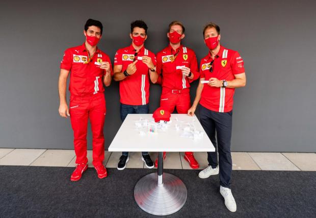 Пилотите на Ferrari демонстрират, че във Формула 1 средствата за защита от коронавирус се приемат сериозно